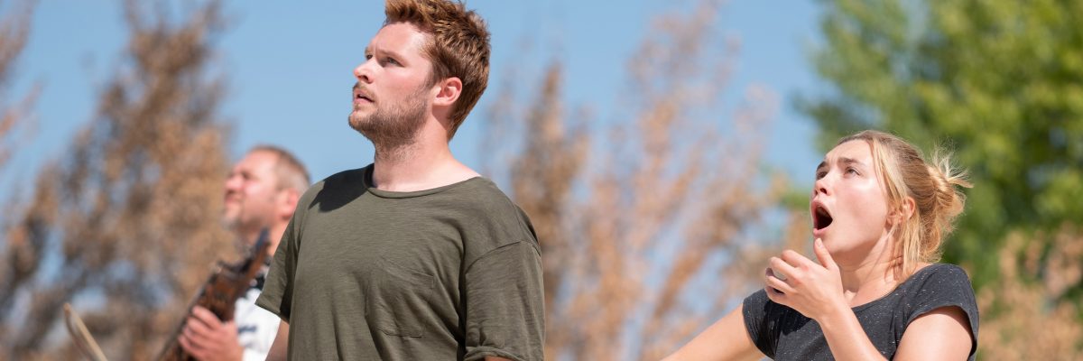 Jack Reynor a Florence Pughová ve filmu Slunovrat