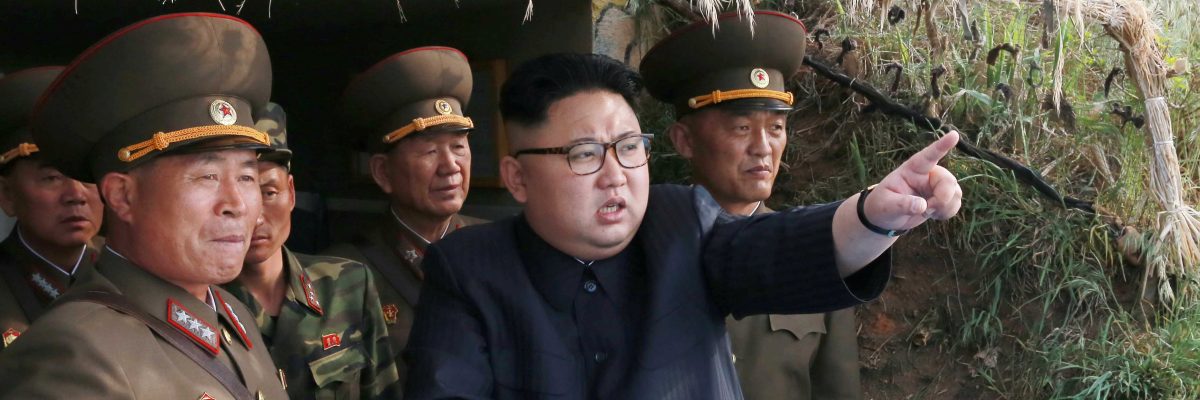 Kim Čong-un na inspekci vojenského zařízení na jihu KLDR (nedatovaný snímek zveřejněný státní agenturou KCNA 5. května 2017).