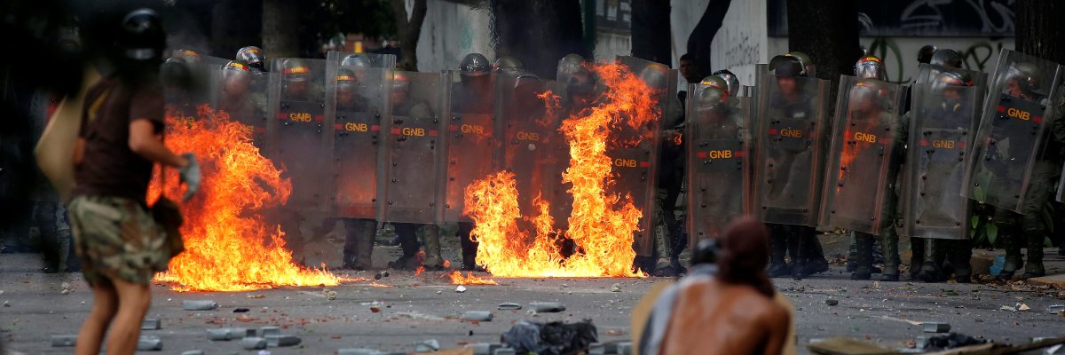 Protesty proti prezidentovi Nicolási Madurovi v Caracasu