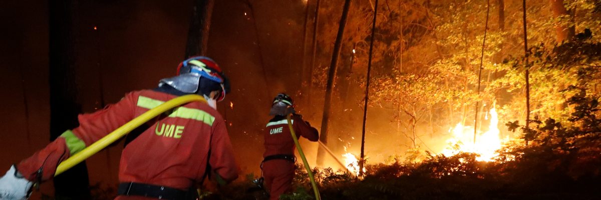 Firefighters from the Military Emergency Unit (UME) work to put out a forest fire near As Nieves
Hasiči bojují s lesní požárem poblíž As Nieves na severu Španělska