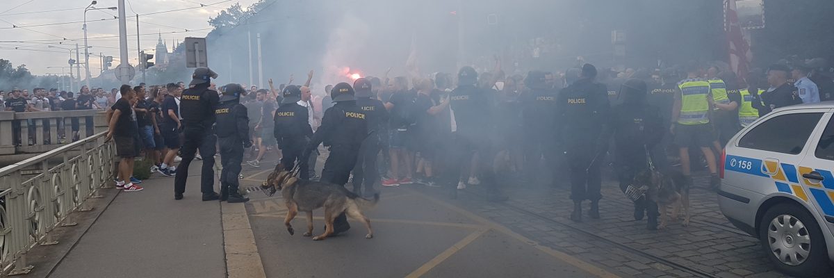 Fanoušci Crvené Zvezdy Bělehrad zastavili nedaleko Čechova mostu, kde došlo k prvním potyčkám s policií