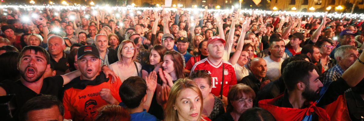 Večer 1. května se v centru Jerevanu sešlo na 150 tisíc demonstrantů.