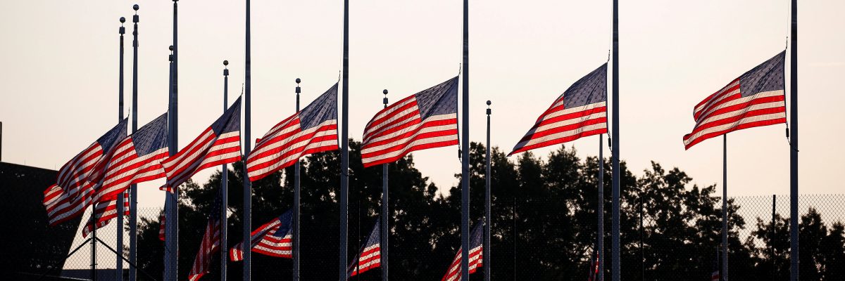 Vlajky na půl žerdi u Washingtonova monumentu na znamení úcty k zesnulému Johnu McCainovi..