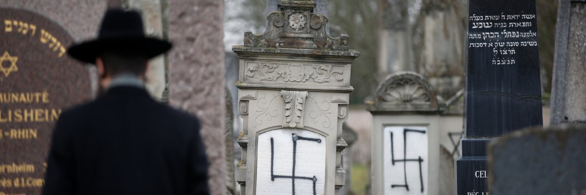 Antisemitismus je v Evropě na vzestupu. Posprejovaný židovský hřbitov nedaleko francouzského Štrasburku