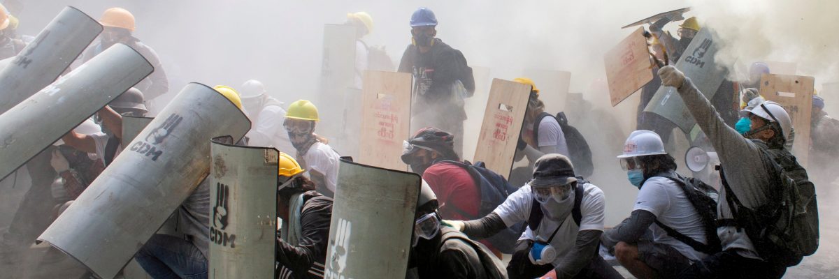 Demonstranti v barmském Yangonu se brání během zásahu policie