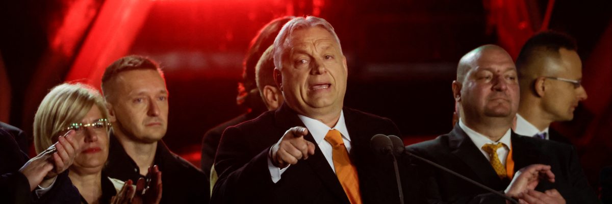 „Dosáhli jsme vítězství tak velkého, že ho lze vidět z Měsíce,“ pronesl k podporovatelům Viktor Orbán