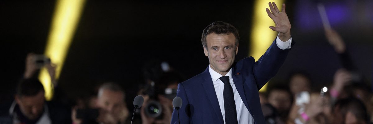 Emmanuel Macron při projevu pod Eiffelovou věží