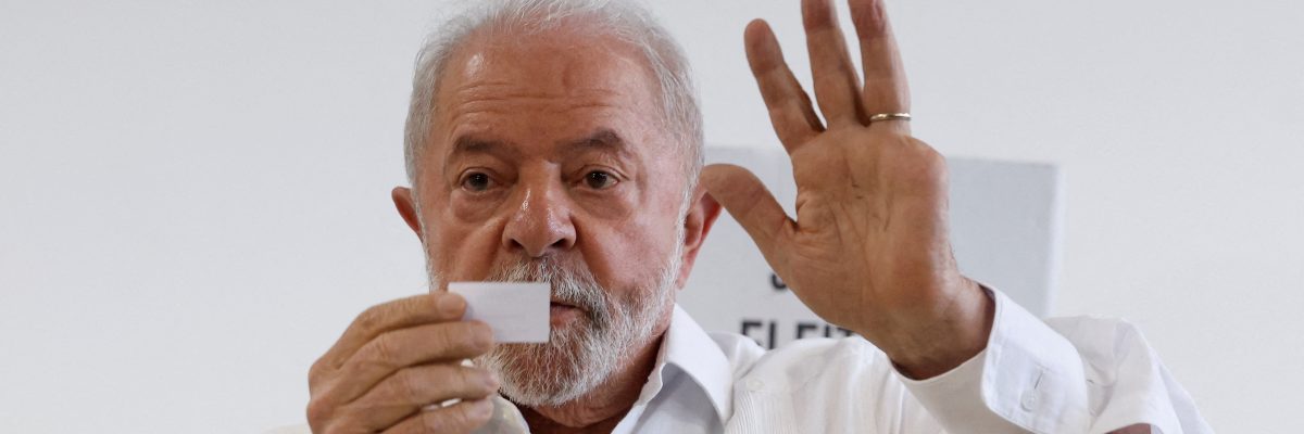 Luiz Inácio Lula da Silva odevzdává svůj hlas při prezidentských volbách