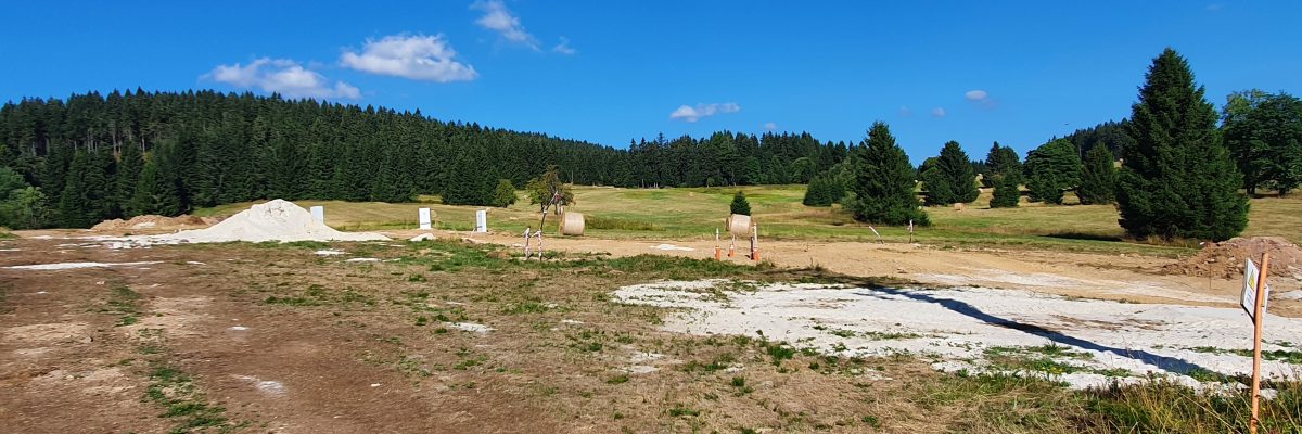 Na rozlehlé louce nad obcí Pernink na Karlovarsku v lokalitě, jíž místní říkají Nádražní, právě dělníci hloubí kanalizaci, natahují vodovod a přivádějí plyn