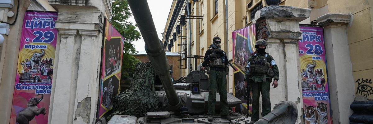 Wagnerovci na tanku poblíž velitelství Jižního vojenského okruhu ve městě Rostov na Donu, které na několik hodin obsadili