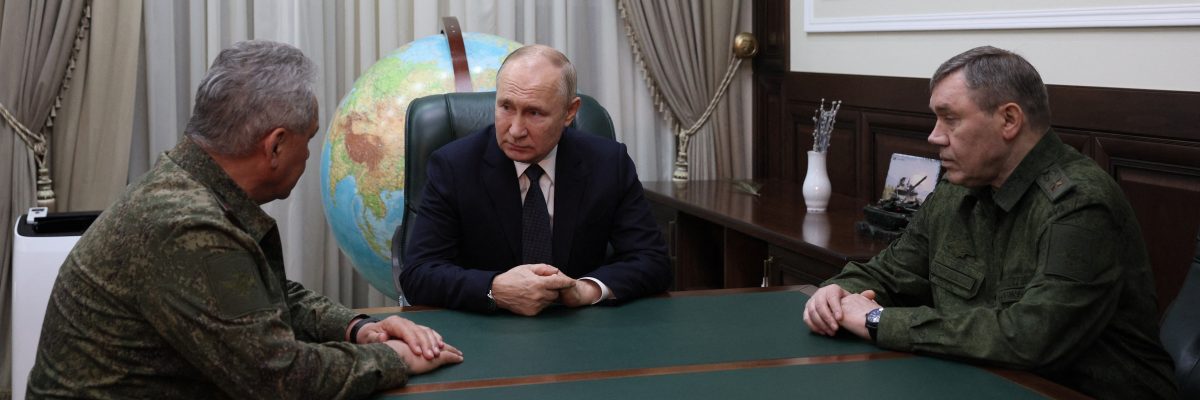 Ruský prezident Vladimir Putin v doprovodu ministra obrany Sergeje Šojgua (vlevo) a náčelníka generálního štábu Valerije Gerasimova (vpravo) navštívil v noci na dnešek v Rostovu na Donu štáb Jižního vojenského okruhu