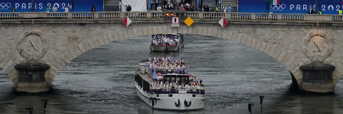 Sportovci z celého světa se plaví na lodích po řece Seině