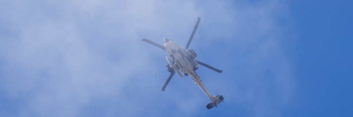 Izraelský vrtulník AH-64 Apache při útoku v Libanonu