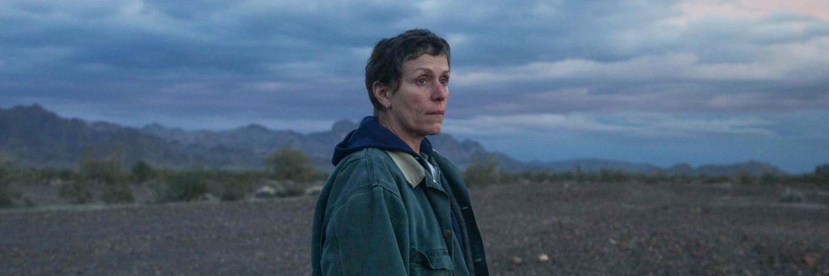 Frances McDormand ve snímku Země nomádů