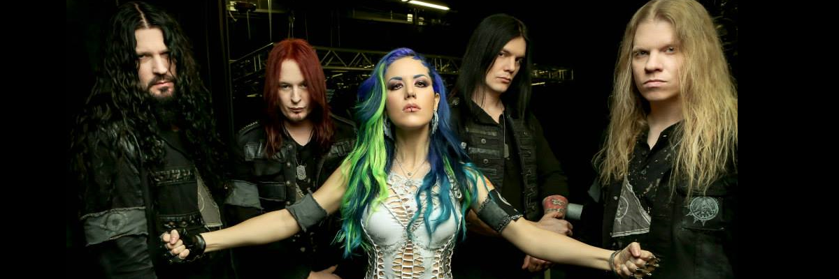 Švédská death metalová skupina Arch Enemy: hlavní hvězda letošního Rocku pod Kameňom, která podle exorcity Degra nabádá k &quot;zaprodání duše ďáblu&quot;.