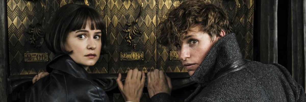 Katherine Watersonová a Eddie Redmayne ve filmu Fantastická zvířata: Grindelwaldovy zločiny