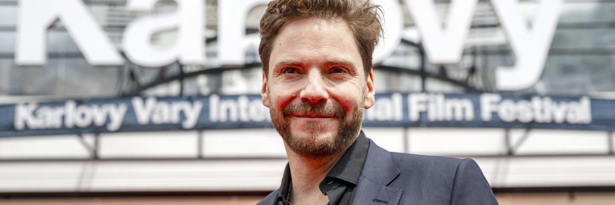 Německo-španělský herec Daniel Brühl ve Varech uvedl svůj režijní debut Soused