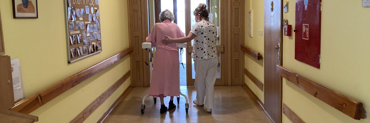 Osmdesátiletá Helena na krátké procházce po chodbách hospicu