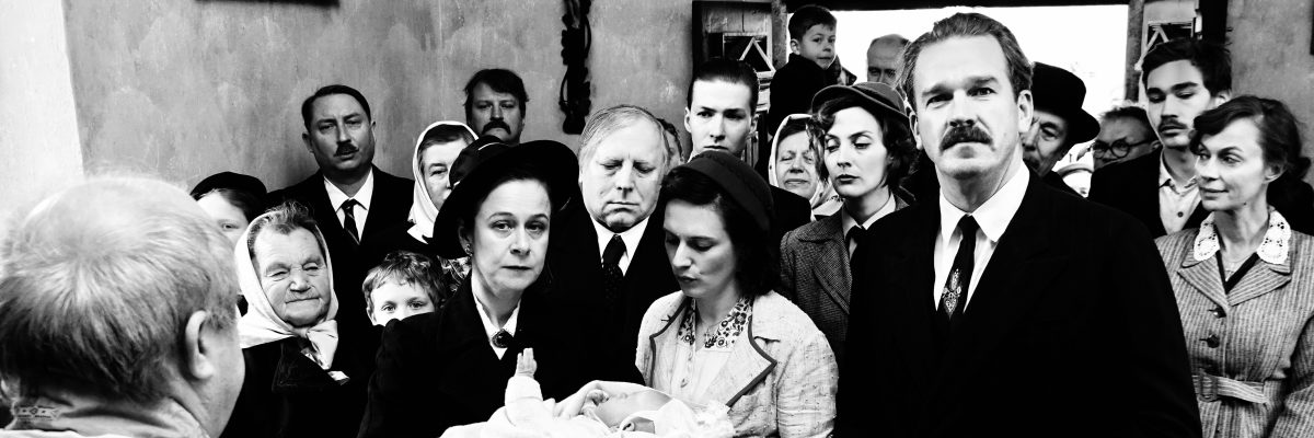 Vpředu Petra Špalková, Magdalena Borová a Stanislav Majer ve filmu Krajina ve stínu