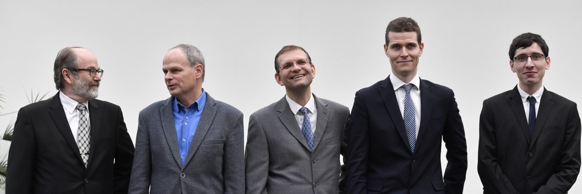 Laureáti 16. ročníku soutěže Česká hlava pózují pro fotografy na tiskové konferenci uspořádané 3. prosince v Praze. Zleva Petr Soomer, zástupce firmy SHM s.r.o. Pavel Holubář, Jiří Damborský, Karel Škubník, Vít Saidl.
