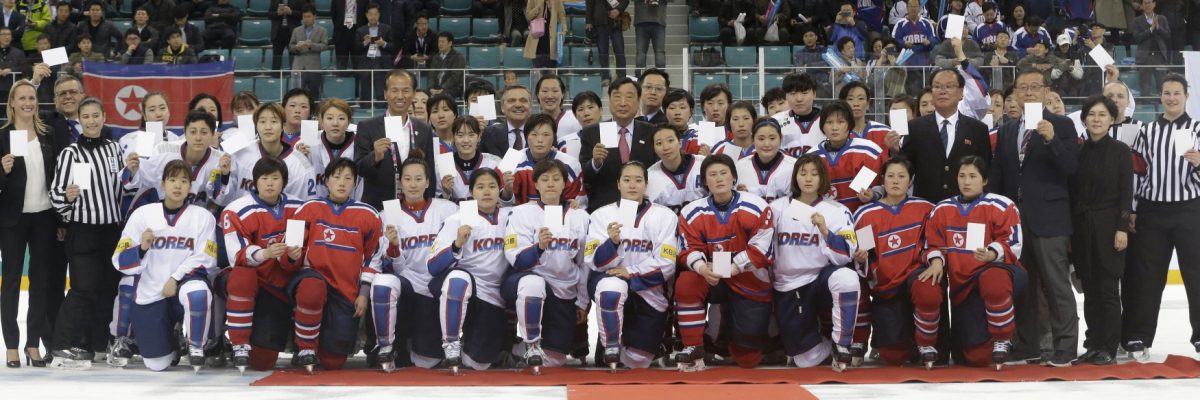 Jihokorejky v bílém, Severokorejky v červeném. Oba týmy by mohly na zimních olympijských hrách spojit své síly