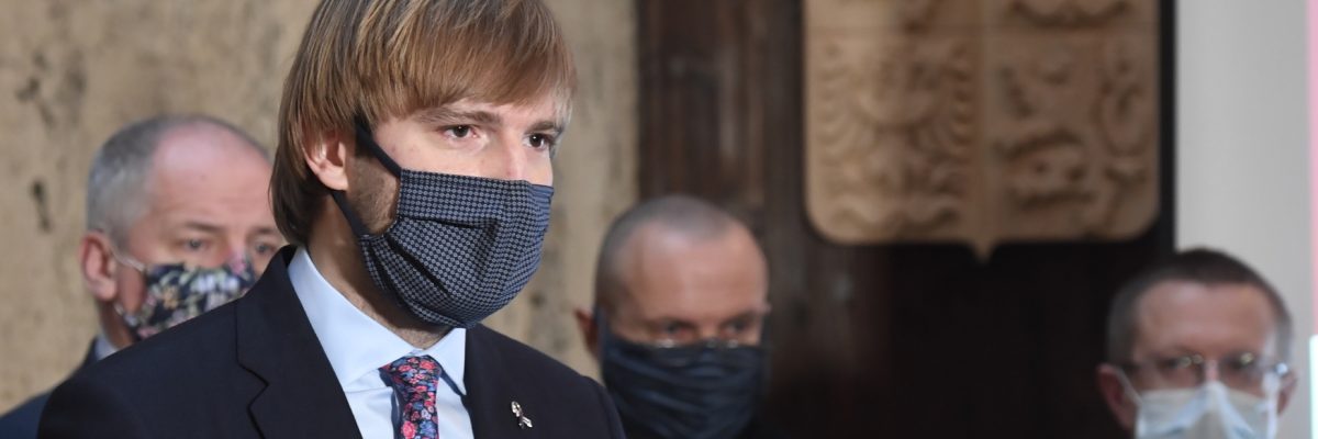 Zleva náměstek ministra zdravotnictví a šéf Centrálního řídícího týmu COVID-19 Roman Prymula, ministr zdravotnictví Adam Vojtěch, Vladimír Černý, předseda České společnosti anesteziologie, resuscitace a intenzivní medicíny, a Ladislav Dušek, ředitel Ústavu zdravotnických informací a statistiky