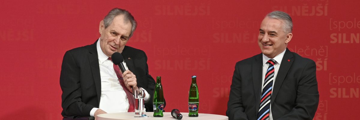 Prezident Miloš Zeman vystoupil na závěrečném dni osmého sjezdu Českomoravské konfederace odborových svazů (ČMKOS). Vpravo předseda ČMKOS Josef Středula