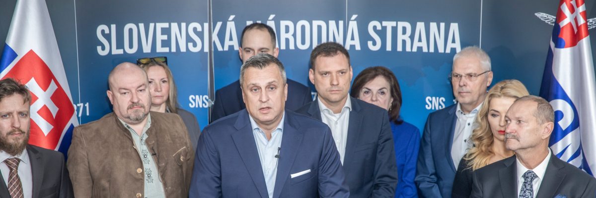 Poslanecký klub a vedení SNS. První zleva Peter Kotlár, druhý zleva Rudolf Huliak, čtvrtý zleva Andrej Danko, vedle něj Tomáš Taraba a zcela vpravo Martina Šimkovičová a Ján Krišanda