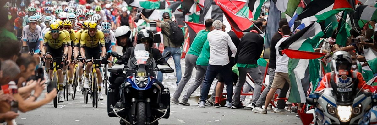Pořadatelé mají na Vueltě co dělat, aby udrželi protestující v bezpečné vzdálenosti od cyklistů