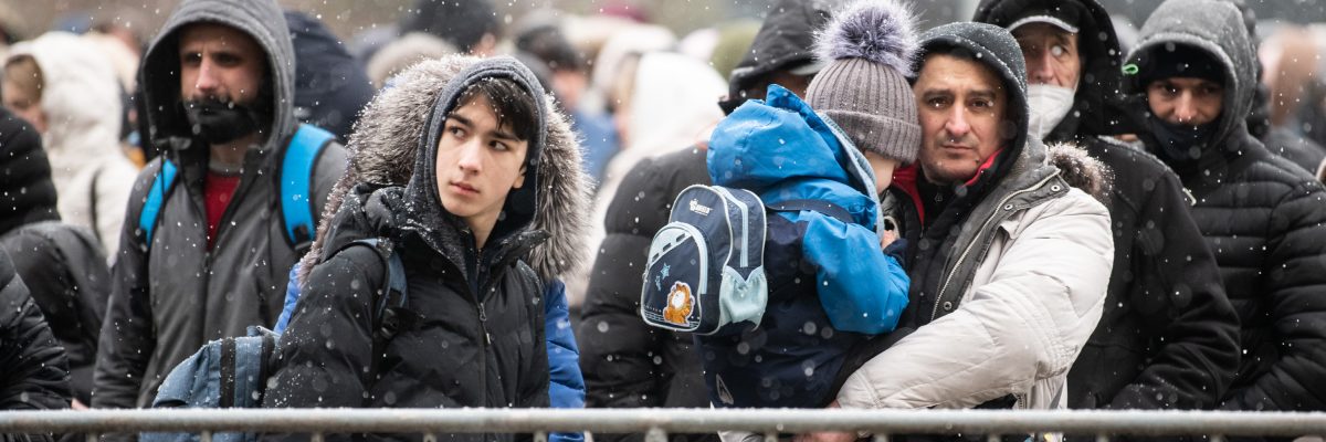 Uprchlíci čekající v pátek dopoledne ve frontě