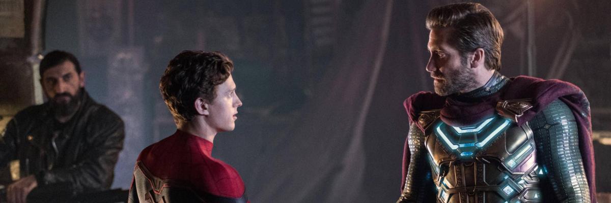 Tom Holland a Jake Gyllenhaal ve filmu Spider-Man: Daleko od domova