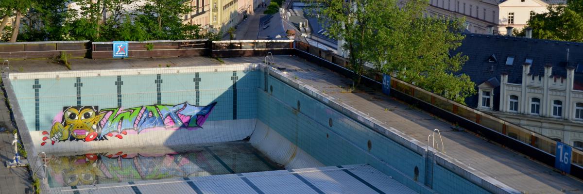 Bazén leží vedle hotelu Thermal na vyvýšeném místě, ze kterého je dobrý výhled na lázeňské centrum Karlových Varů