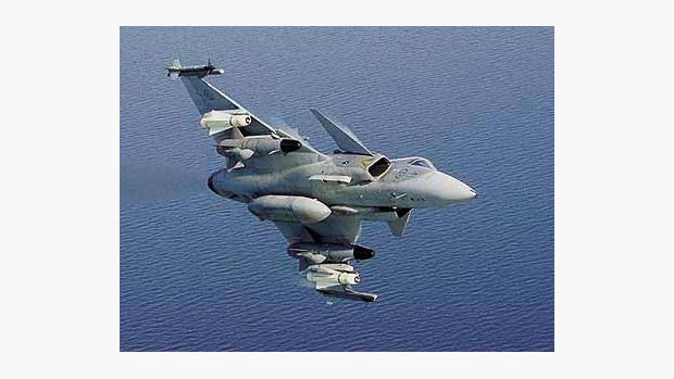 Saab J-39 Gripen nad oceánem