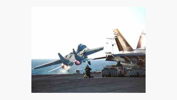 F-14 Tomcat při startu z paluby letadlové lodi