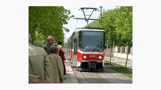 Tramvaj přijíždí