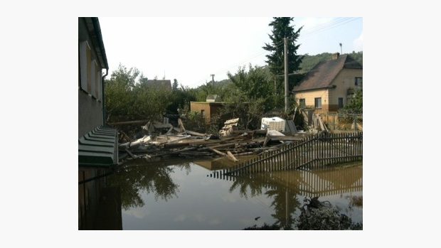 Křešice - co přinesla rozvodněná řeka do zahrady jednoho za tamních domů