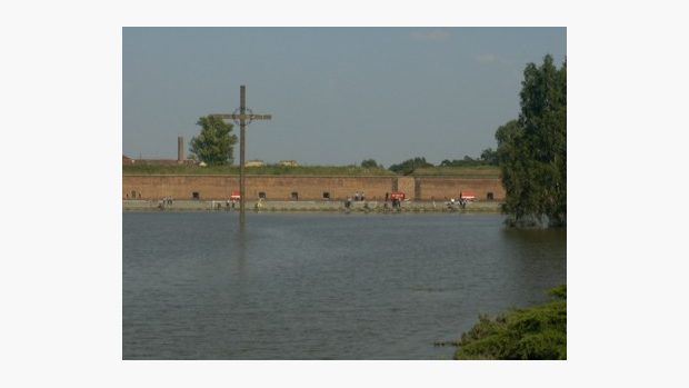 Terezín - hasiči z Louky u Litvínova odčerpávají vodu od zatopeného památníku