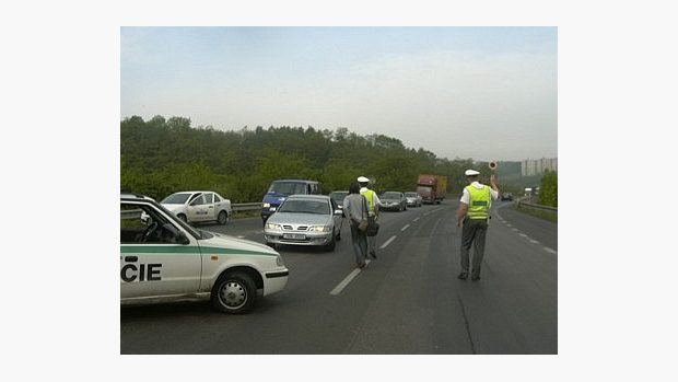 Policie zastavuje dopravu