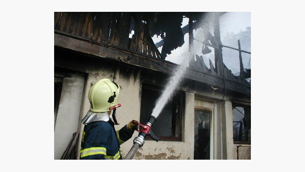 Hasič likviduje požár