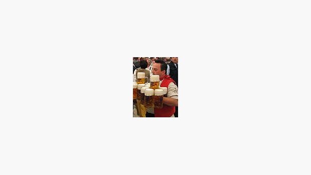 obsluha roznáší pivo