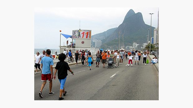 Brazilská pláž Ipanema je o víkendu zavřená pro motorová vozidla.