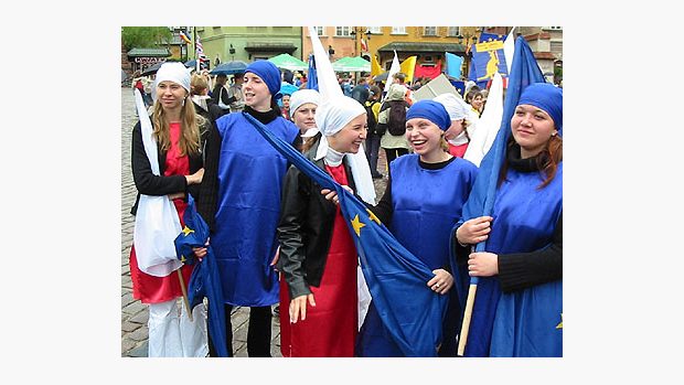 Studenti varšavských škol s vlajkami