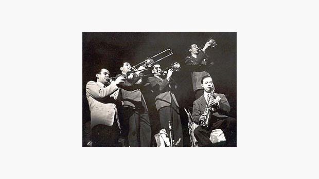Glenn Miller se členy svého orchestru