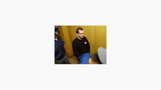 policisté vedou Gerasimova k soudu
