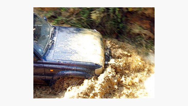 auto projíždí vodou