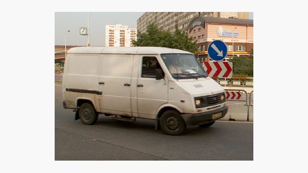 dodávka projíždí kruhovým objezdem
