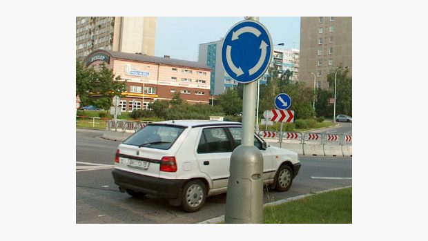 vozidlo na kruhovém objezdu
