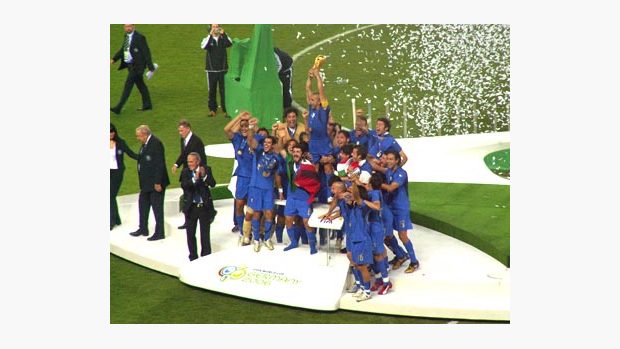 Kapitán Cannavaro zvedá trofej