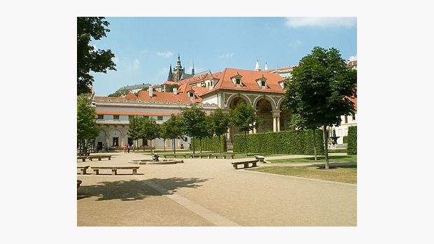 Valdštejnská zahrada v Senátu a Pražský hrad