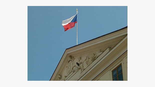 vlajka ČR na budově Poslanecké sněmovny